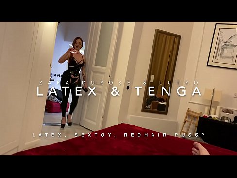 ❤️ Ngoanana e monyane ea nang le hlooho e khubelu ea apereng seaparo sa latex se kentsoeng ke ntate oa bobeli ho st.xxxner.ru ❌️❤